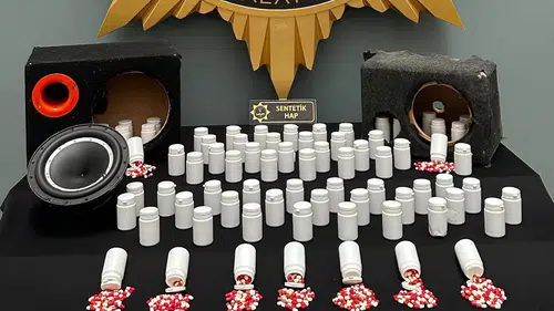 Malatya'da uyuşturucu operasyonunda 4 şüpheli yakalandı, binlerce ecza hapı ele geçirildi.