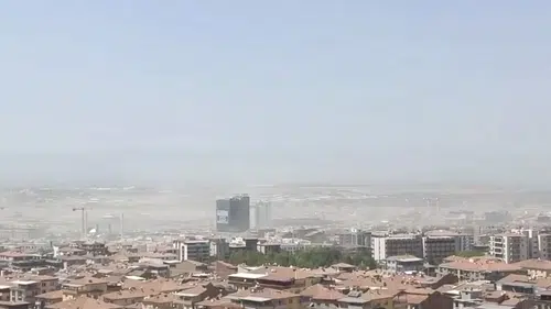 Malatya'da Toz Alarmı! Kuvvetli Rüzgâr Şantiyelerden Kalkan Tozu Kent Merkezine Taşıdı