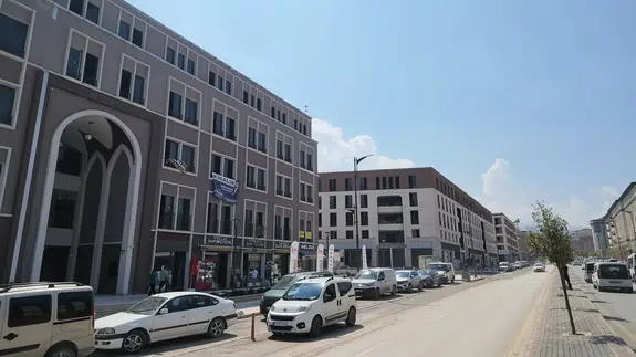 Yeni Malatya Çarşısı'nda Perde Arkası: Dükkânlar Açıldı, Esnaf Kara Kara Düşünüyor