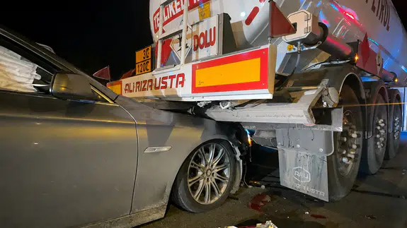 MAŞTİ Kavşağı’nda Korkutan Kaza: Otomobil Akaryakıt Tankerine Çarptı