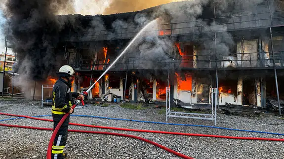 Salköprü'de Şantiye Yangını: 180 Konteyner Küle Döndü, İşçiler Son Anda Kurtuldu