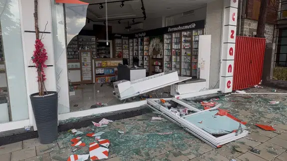 Malatya’da 5 Dakikalık Fırtına Panik Yarattı: Çatılar Uçtu, Yollar Göle Döndü