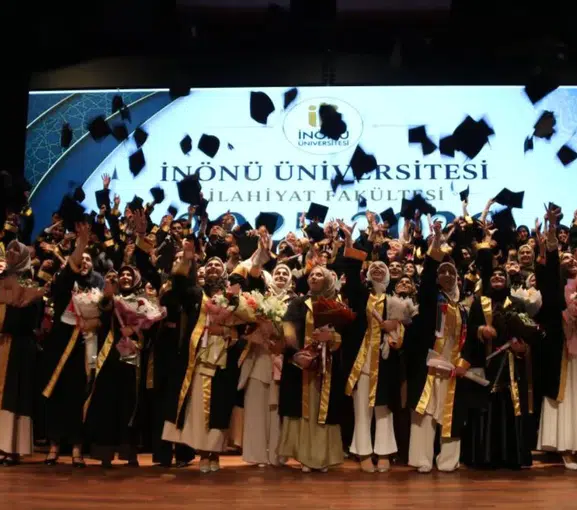 İnönü Üniversitesi İlahiyat Fakültesi’nde Mezuniyet Coşkusu: Genç İlahiyatçılar Diplomalarını Aldı