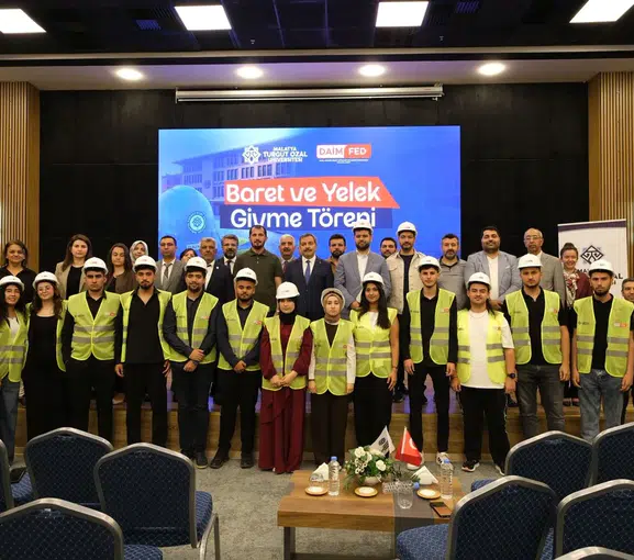 Mühendislik Öğrencilerine Anlamlı Destek: İlk Baret ve Yelekleri Törenle Verildi