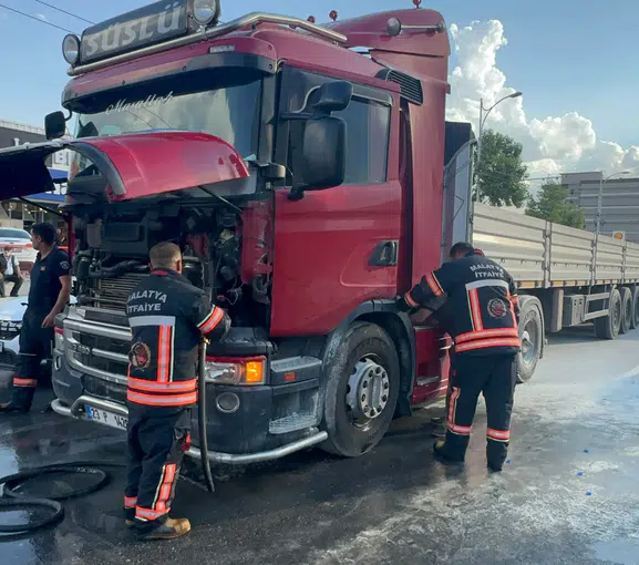 Çevreyolu'nda Seyir Halindeki Tır Alevlere Teslim Olmadan Kurtarıldı