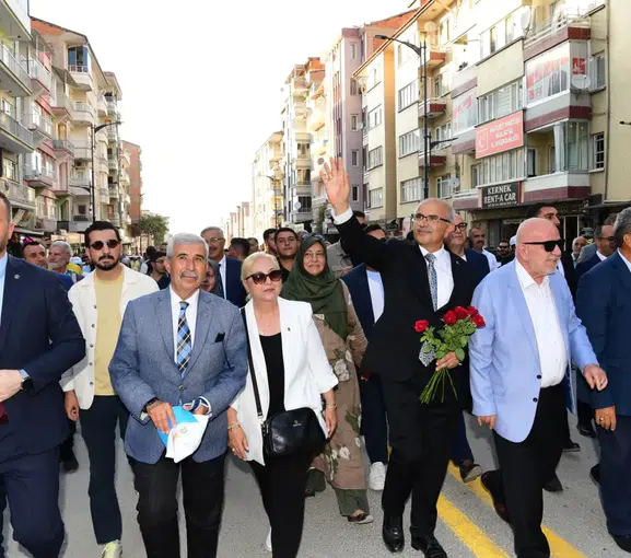 Malatya Kayısı Festivali'nde Kortej Yürüyüşü Yapıldı: Şehir Sokakları Bayram Havasına Büründü