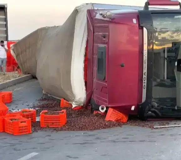 Malatya’da Peş Peşe İki Kaza: Kayısılar Yola Saçıldı, Sürücü Araçta Sıkıştı