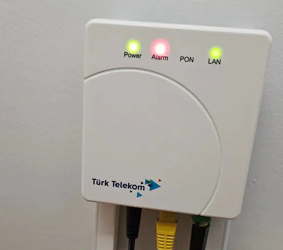 Çöşnük'te İnternet Krizi Büyüyor: Yakamoz Sokak Sakinleri Haftalardır Bağlantı Bekliyor