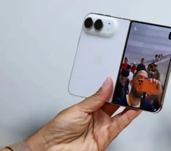 Samsung’dan Apple’a Katlanabilir iPhone Taşlaması: “Artıkları Isıtmayı Bitirince Haber Ver”