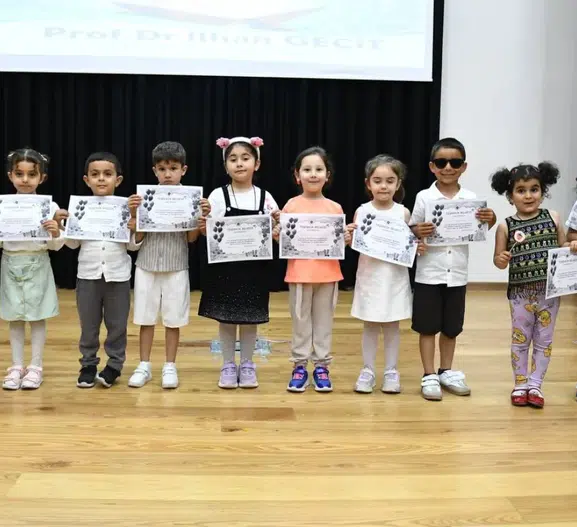 Miniklerden Renkli Gösteriler! Yeşilyurt Erdem Okulları’nda Mezuniyet Sevinci