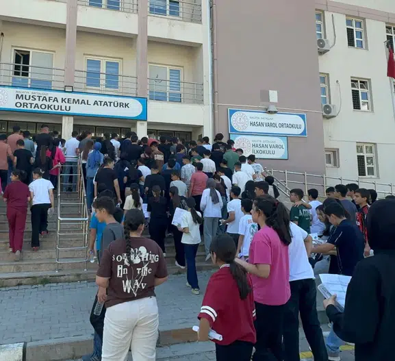 Malatya’da LGS Heyecanı Başladı! 10 Binin Üzerinde Öğrenci Geleceği İçin Ter Döküyor