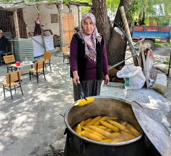 Depremden Sonra Pes Etmedi: Yol Kenarındaki Tezgâhıyla Çocuğunu Diş Hekimi Yapmaya Çalışıyor