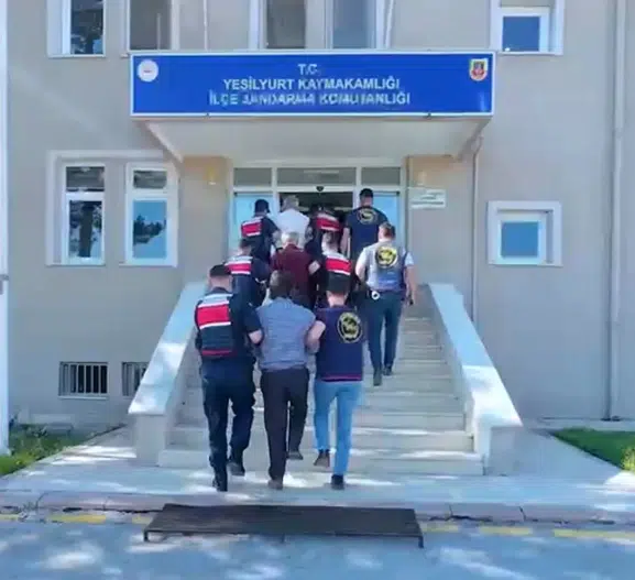 JASAT’tan Şafak Operasyonu! 60 Yıl Hapis Cezası Bulunan 2 Firari Malatya’da Yakalandı