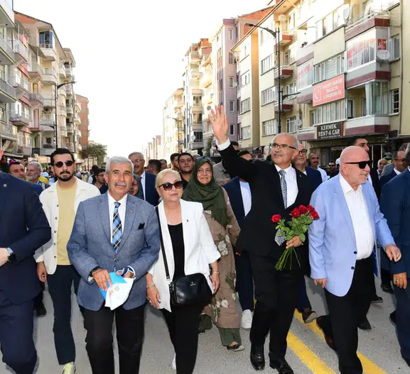 Malatya Kayısı Festivali'nde Kortej Yürüyüşü Yapıldı: Şehir Sokakları Bayram Havasına Büründü