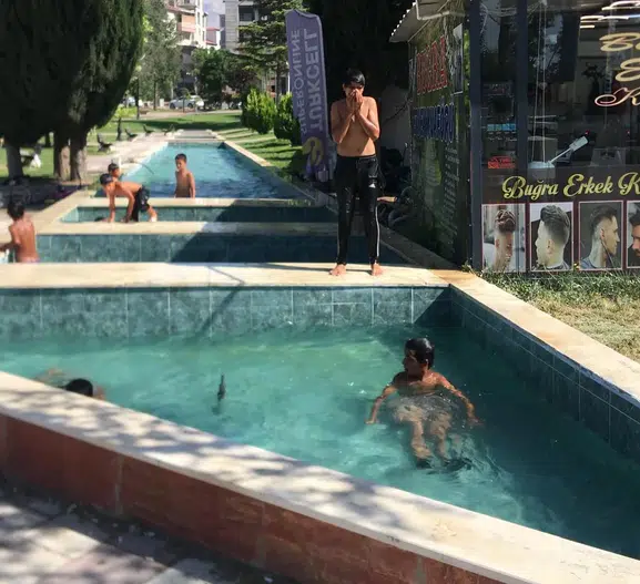38 Dereceyi Gören Malatya'da Çocuklar Çareyi Süs Havuzunda Buldu