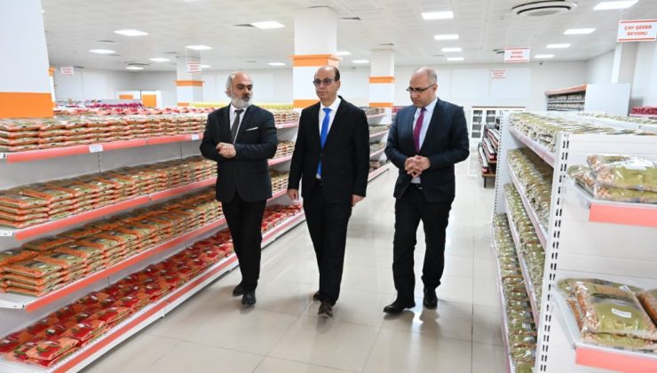 Başkan Geçit, Yeşilyurt Hayır Çarşısını İnceledi