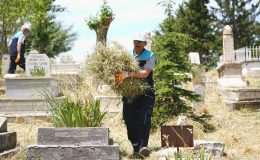 Kurban bayramı öncesi Battalgazi Belediyesi mezarlıklara bakım yaptı