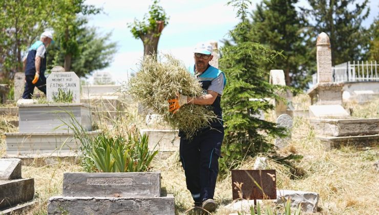 Kurban bayramı öncesi Battalgazi Belediyesi mezarlıklara bakım yaptı