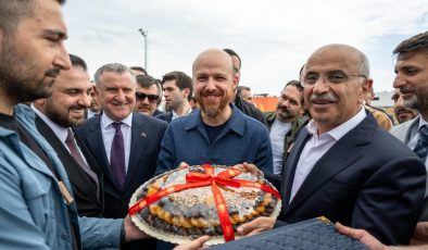 Sami Er, Etnospor festivalinde Bilal Erdoğan’a kayısı ikram etti