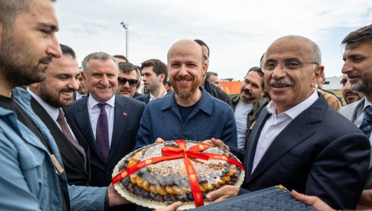 Sami Er, Etnospor festivalinde Bilal Erdoğan’a kayısı ikram etti