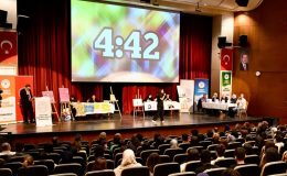 Yeşilyurtlu liseliler, münazara yarışmasının finalinde heyecan yaşattı