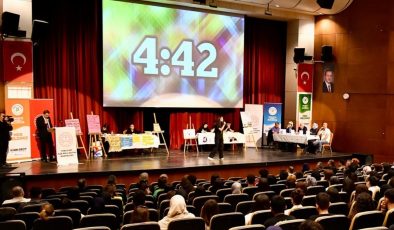 Yeşilyurtlu liseliler, münazara yarışmasının finalinde heyecan yaşattı