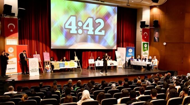 Yeşilyurtlu liseliler, münazara yarışmasının finalinde heyecan yaşattı