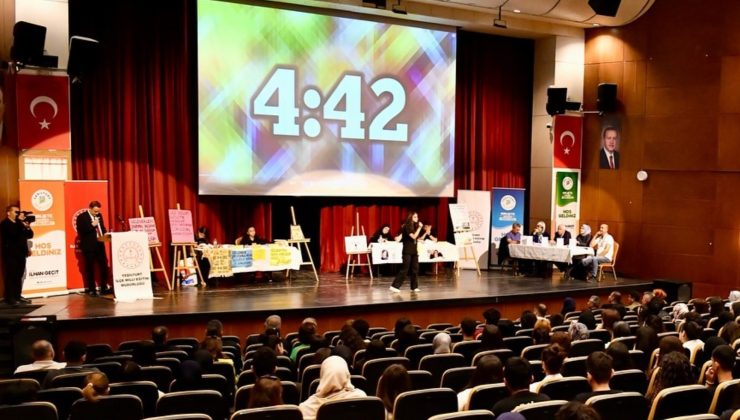 Yeşilyurtlu liseliler, münazara yarışmasının finalinde heyecan yaşattı